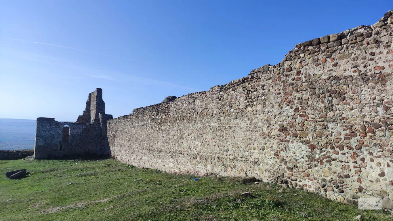 Стена возле крепости