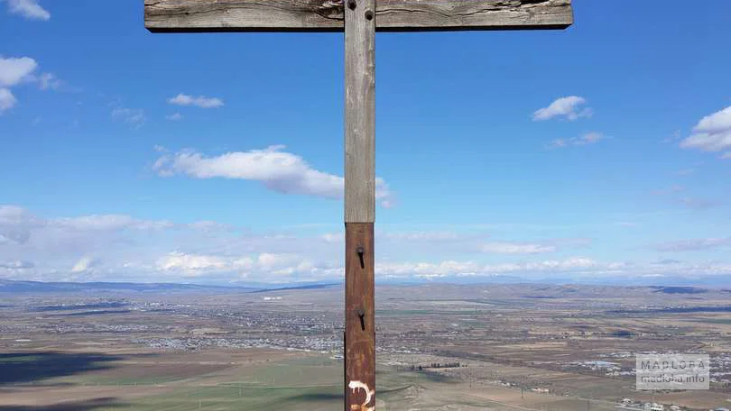 Крест на территории крепости