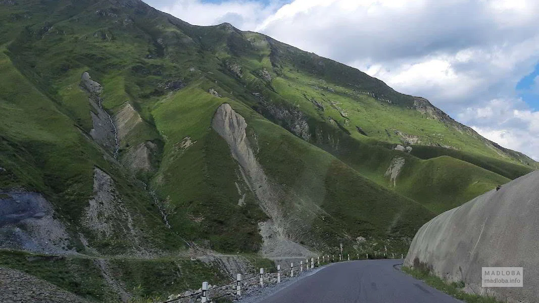 Крестовый перевал — высшая точка Военно‑Грузинской дороги