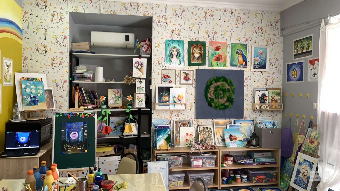 Картины учеников  в детском творческом центре Kryla