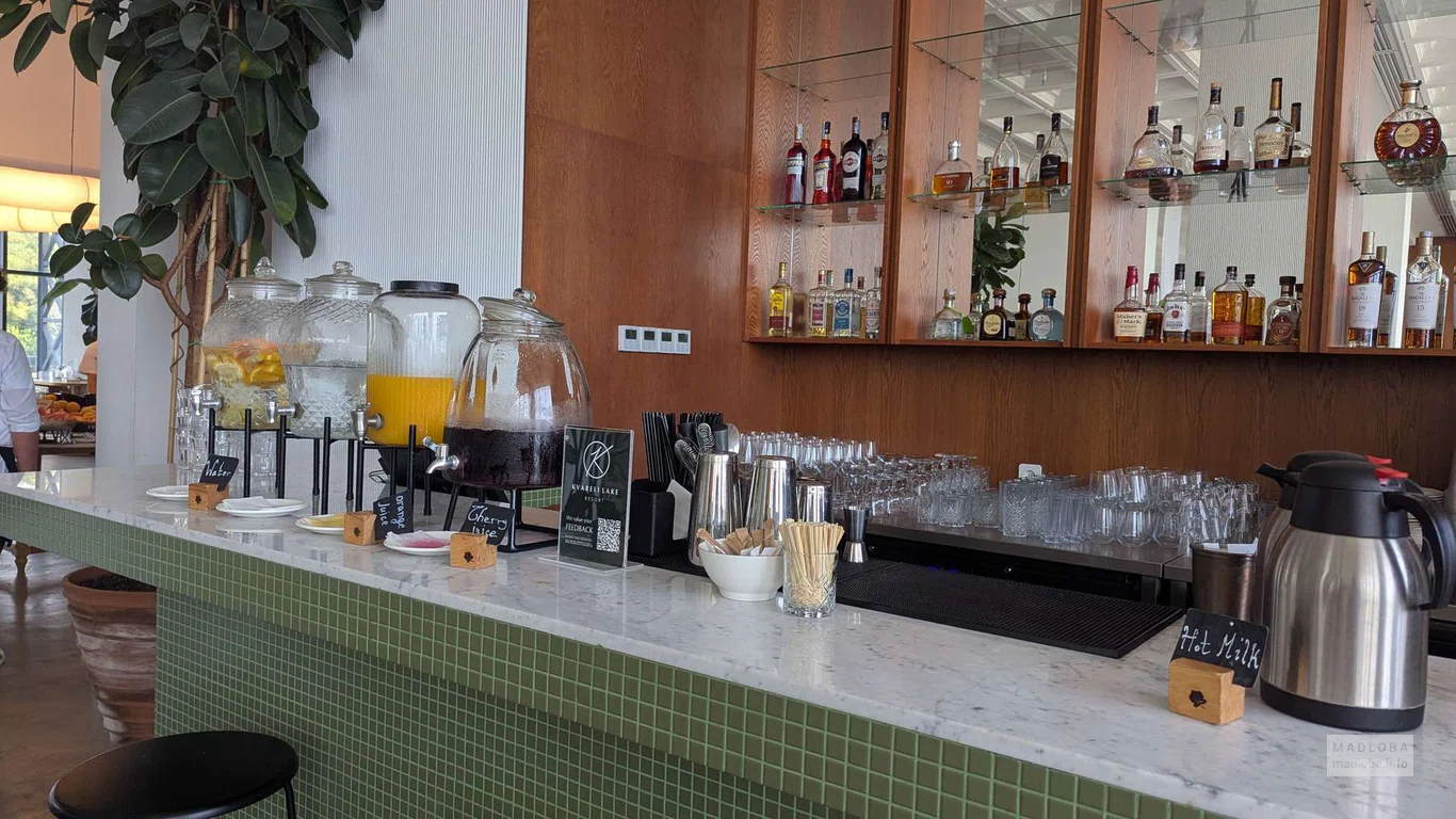 Шведский стол в отеле Kvareli Lake Resort в Кварели