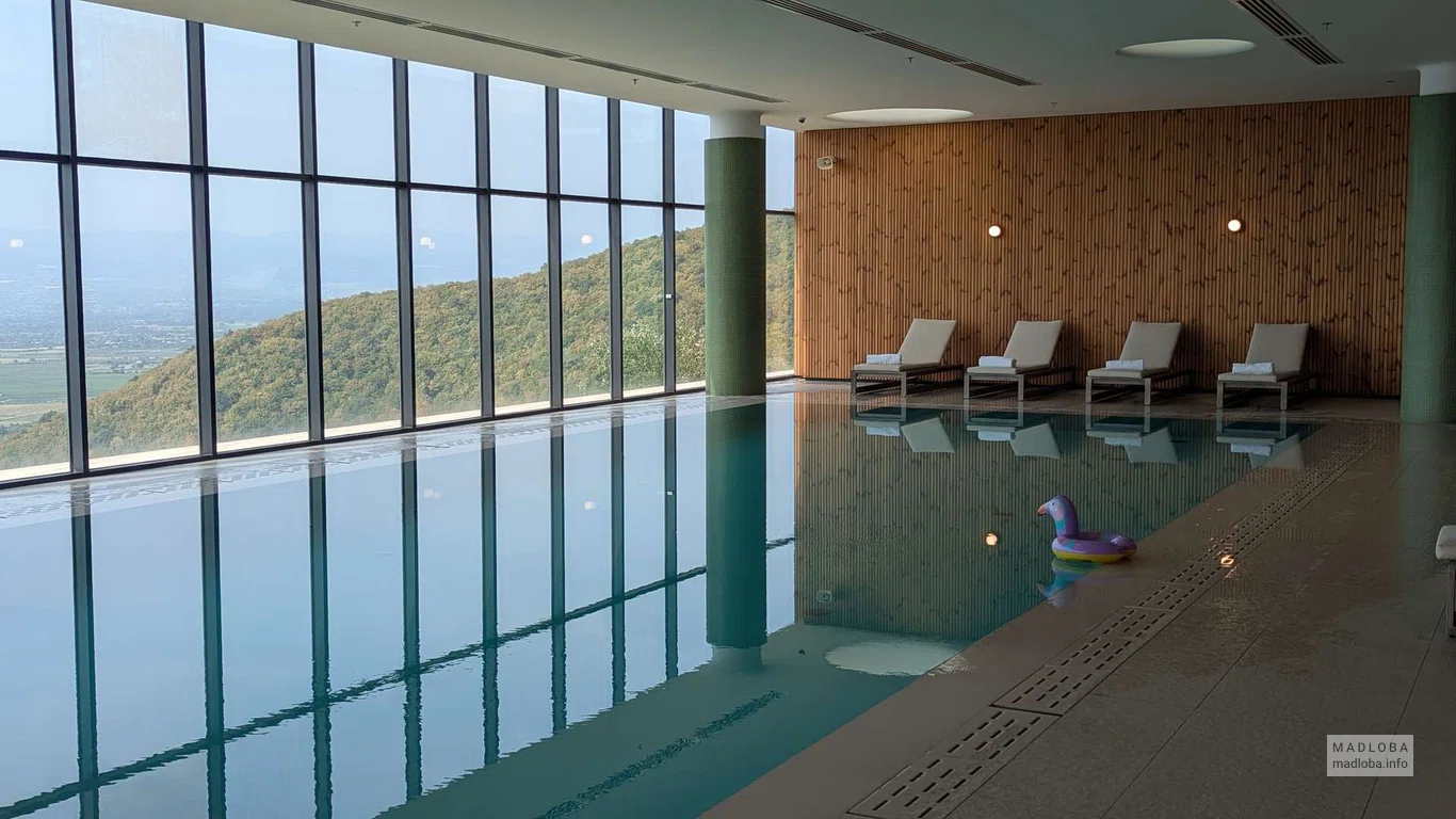 Бассейн в отеле Kvareli Lake Resort в Кварели