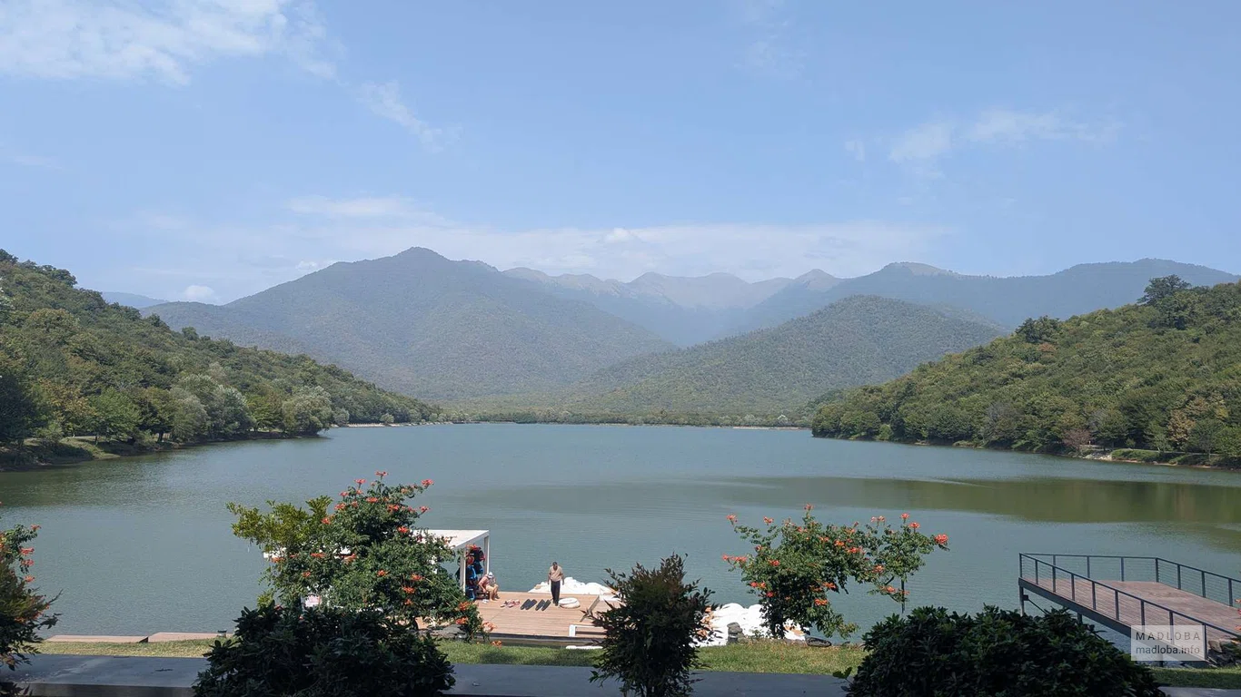 Вид на озеро в отеле Kvareli Lake Resort
