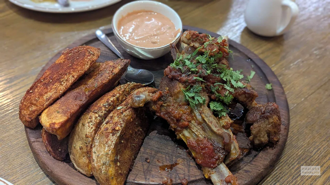 Аппетитное блюдо в отеле Kvareli Lake Resort в Кварели