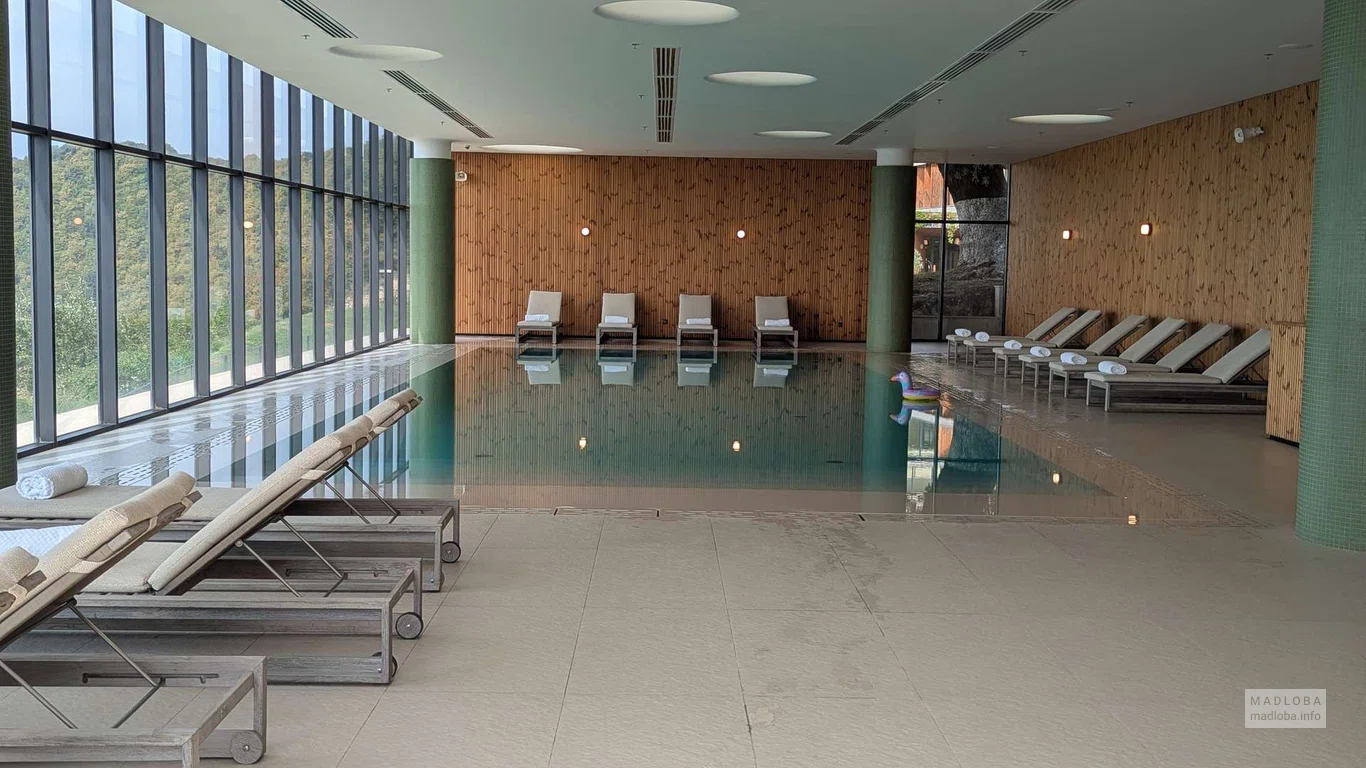 Бассейн в отеле Kvareli Lake Resort в Кварели