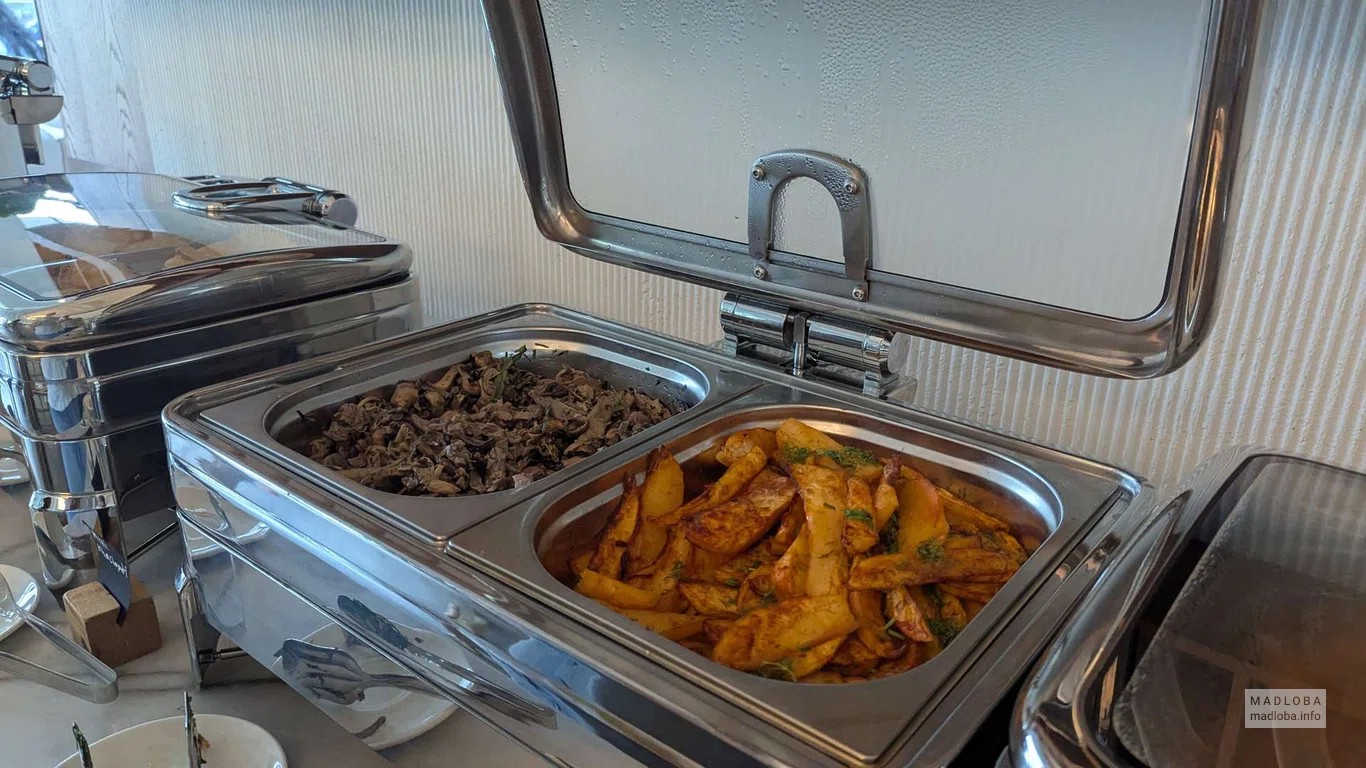 Шведский стол в отеле Kvareli Lake Resort в Кварели