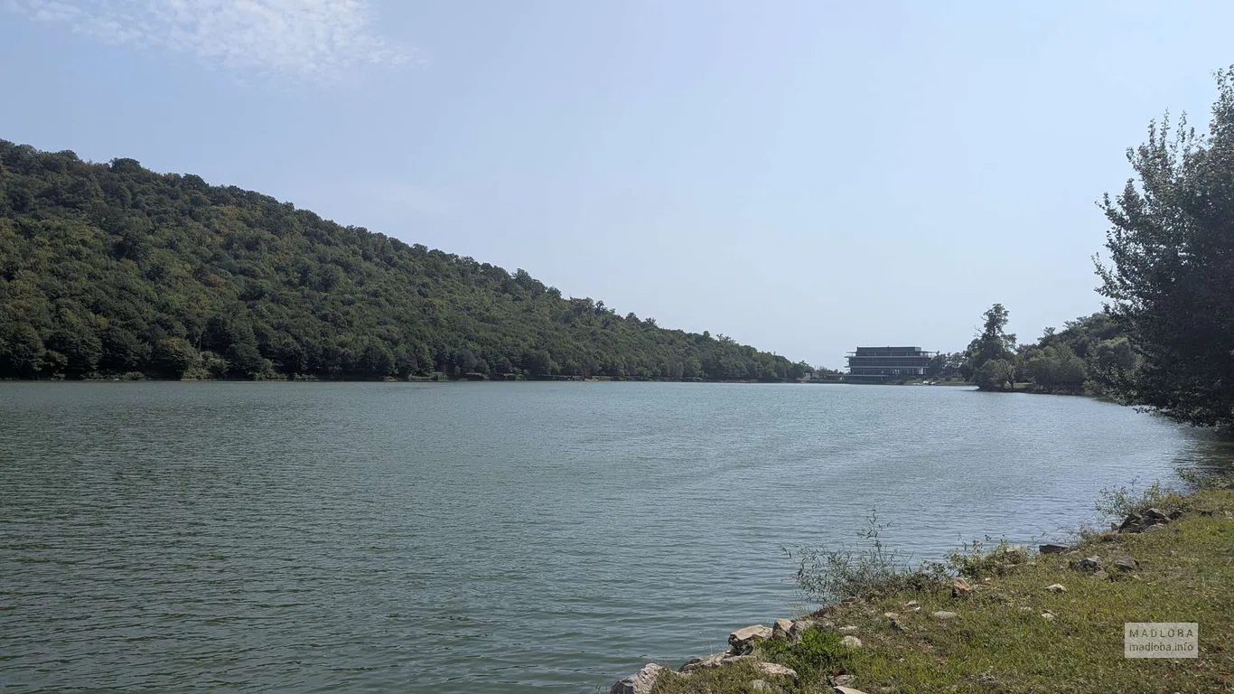 Вид на озеро в отеле Kvareli Lake Resort в Кварели