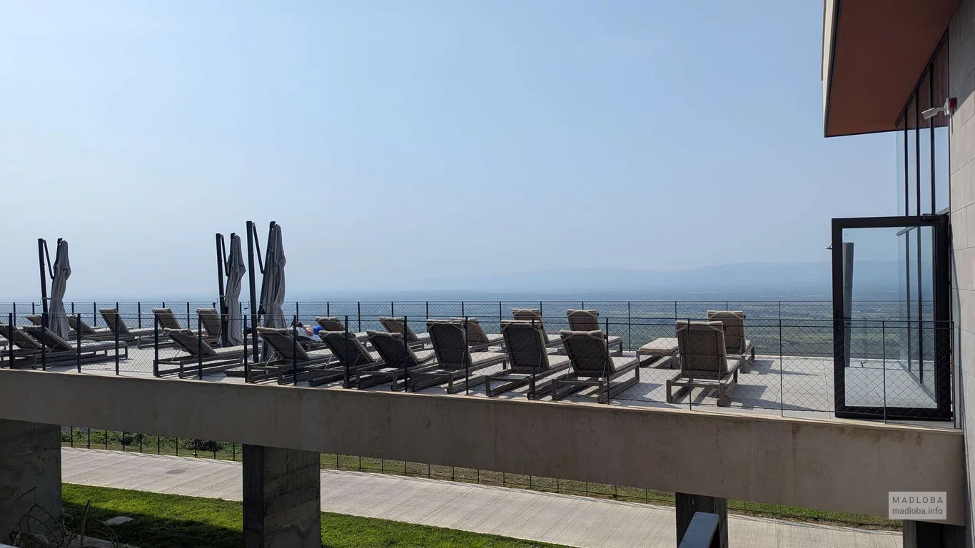 Панорамная терраса с шезлонгами у Kvareli Lake Resort