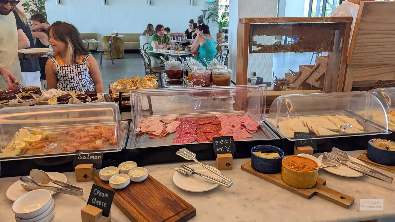 Шведский стол в отеле Kvareli Lake Resort в Кварели