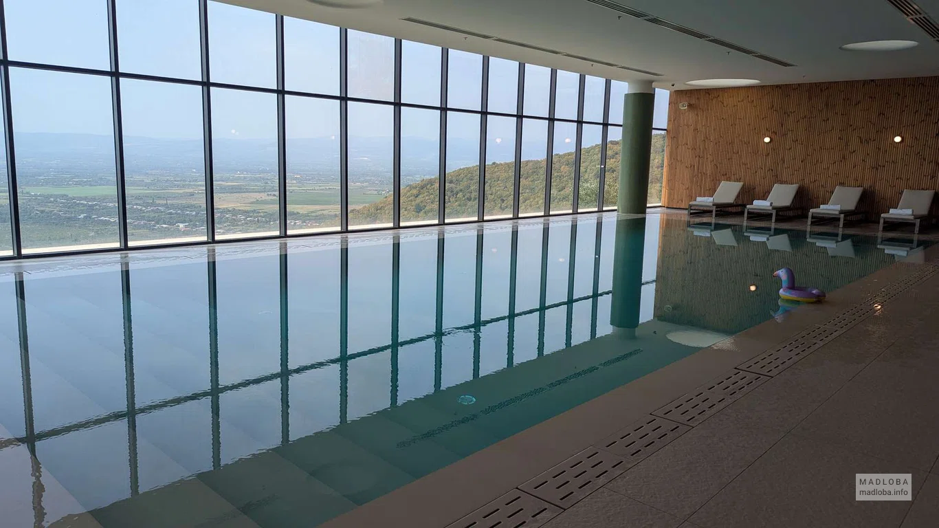 Бассейн с панорамными окнами в отеле Kvareli Lake Resort в Кварели