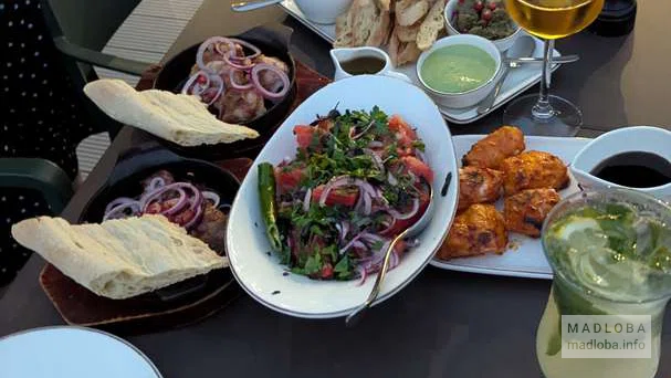 Обед в отеле Kvareli Lake Resort в Кварели