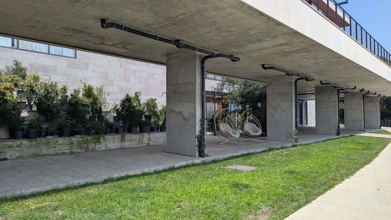 Зона отдыха с подвесными креслами под зданием