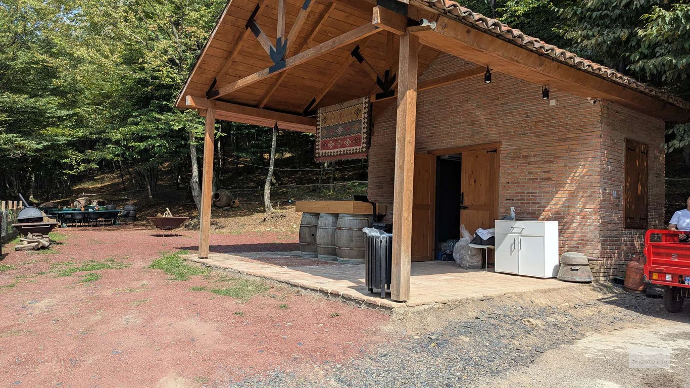 Традиционный винный домик в лесу Кварели