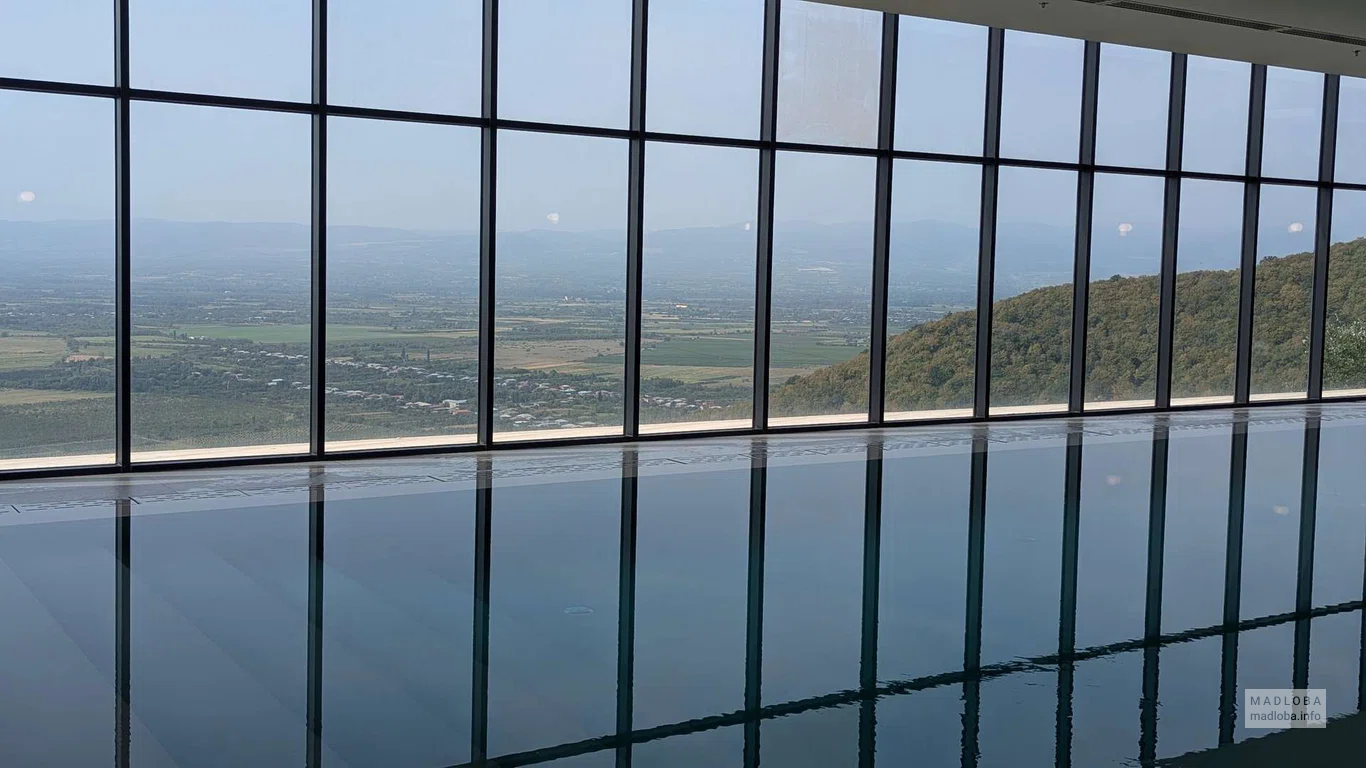 Вид на горы из бассейна в Kvareli Lake Resort