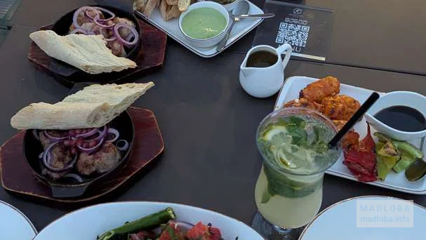 Обед в отеле Kvareli Lake Resort в Кварели