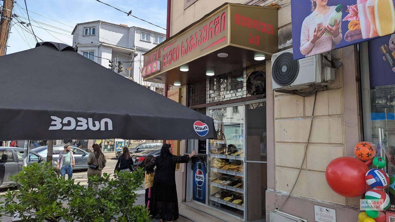 Ларек с уличной едой "Сыр в хачапури" в Батуми