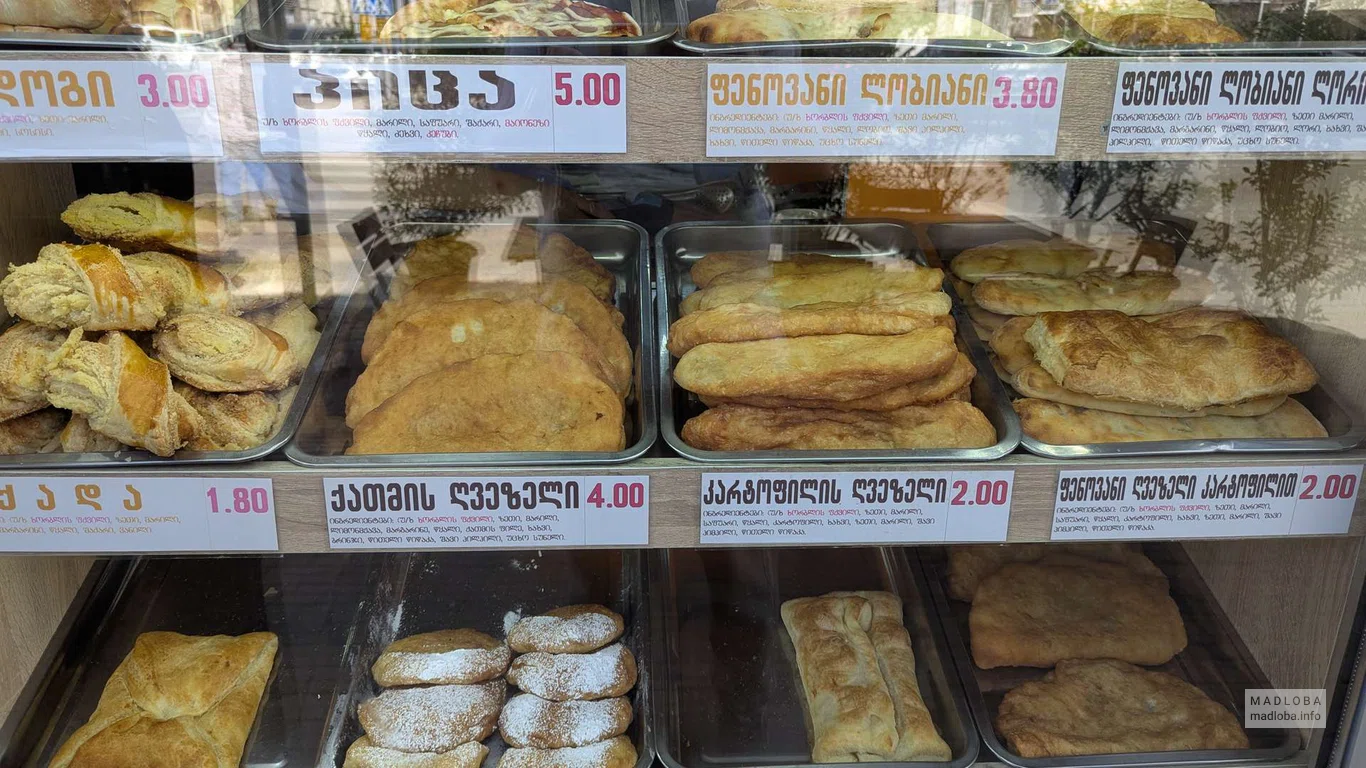 Ларек с уличной едой "Сыр в хачапури" в Батуми