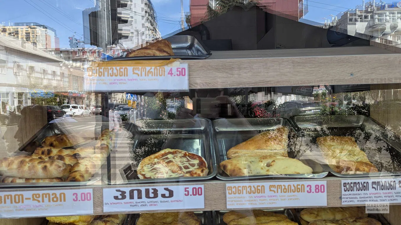 Ларек с уличной едой "Сыр в хачапури" в Батуми