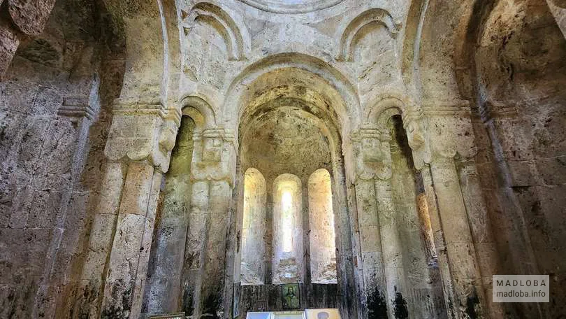 Интерьер церкви в городе-крепости Кветера