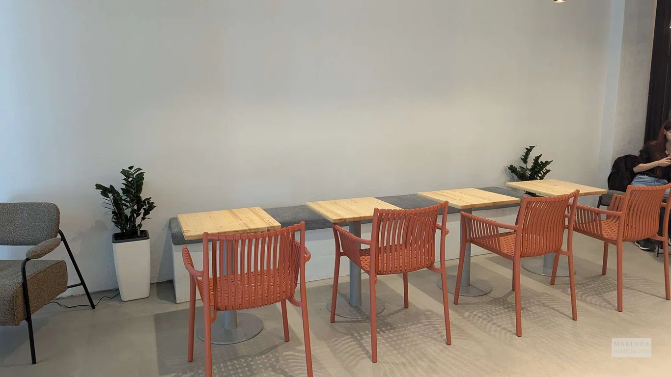 Столики в кофейне LIVI в Батуми