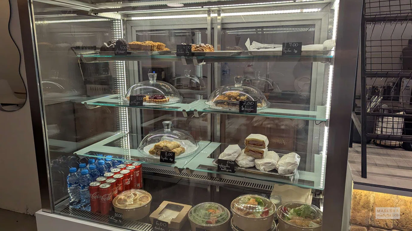 Напитки и выпечка в холодильнике кофейни LIVI в Батуми