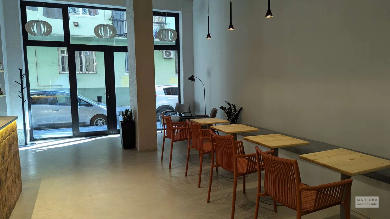 Столики в кафе LIVI