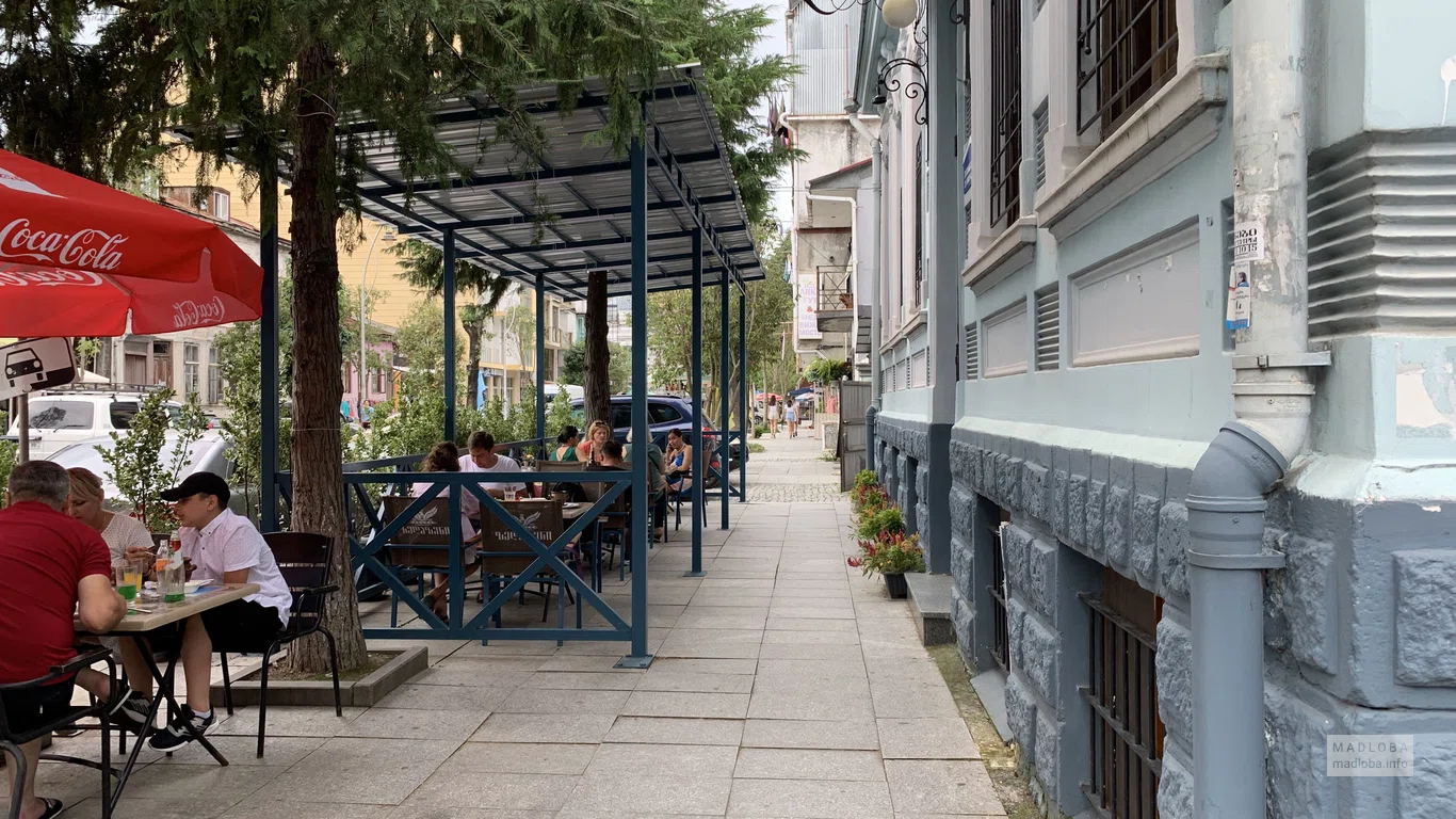 Столики на улице у Кафе Laguna
