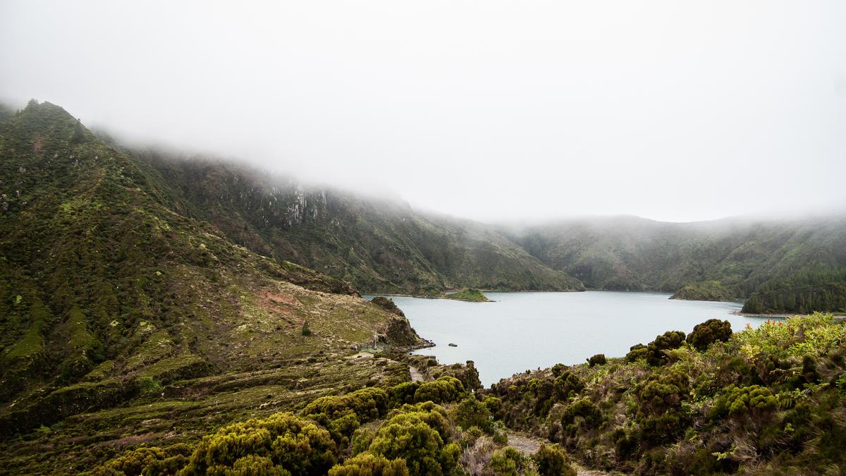 Озеро, окутанное туманом с гор