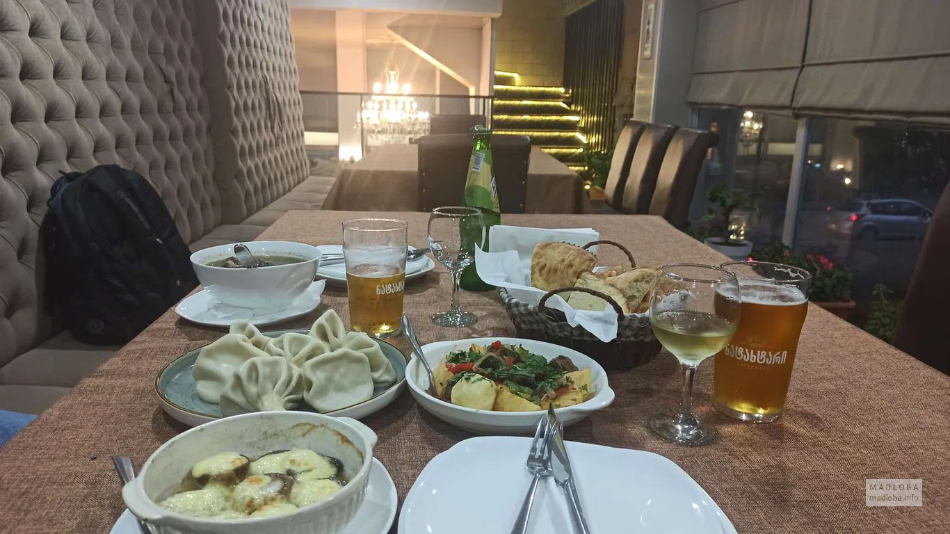 Накрытый столик в Lamaris Restaurant