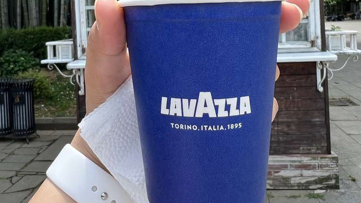 Lavazza near the statue of "Ali and Nino"