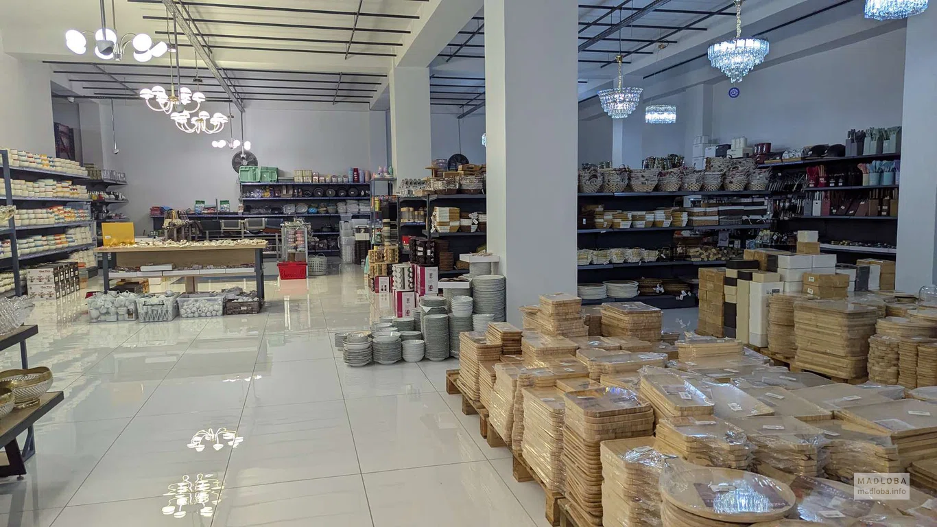 Большой магазин Leader Hub в Батуми