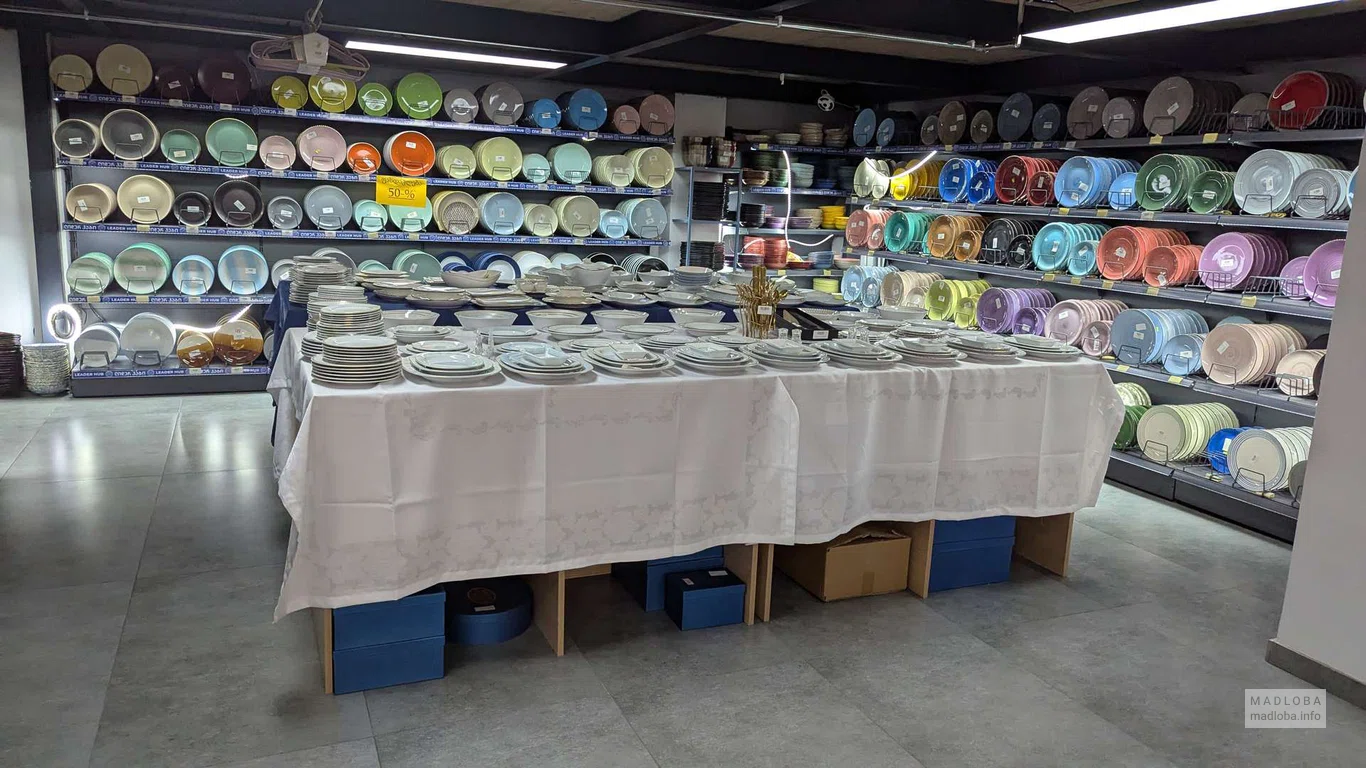 Большой ассортимент тарелок в магазине Leader Hub