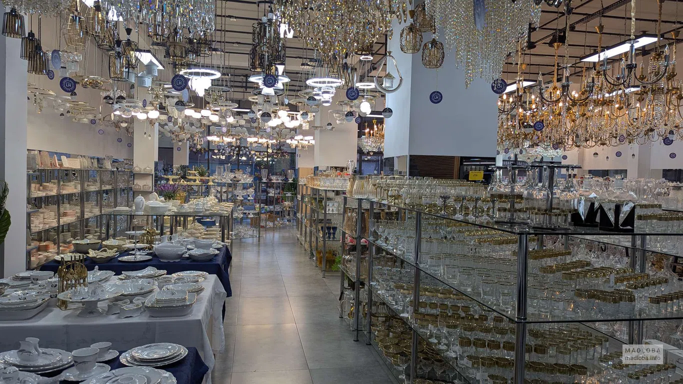 Посуда и люстры в магазине Leader Hub