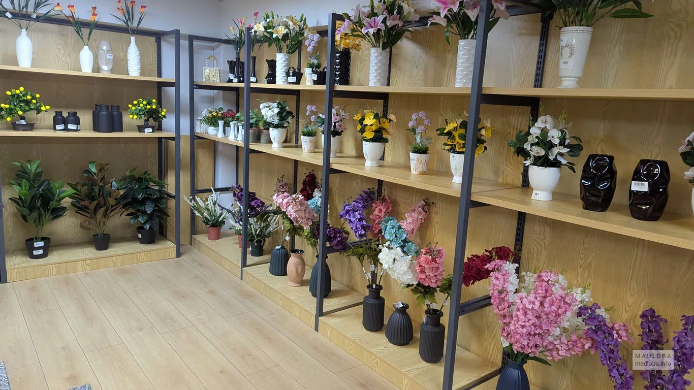 Вазы с цветами в магазине Leader Hub