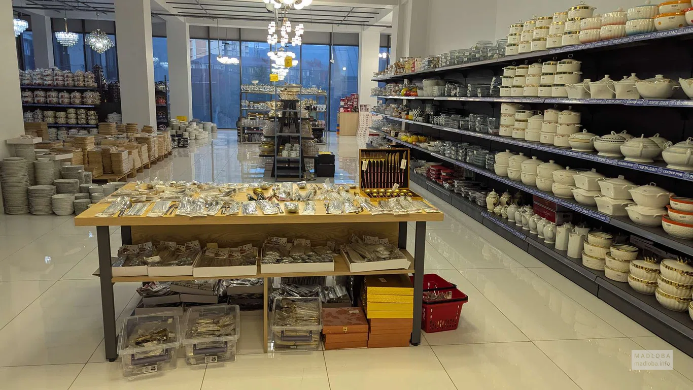 Столовые приборы и посуда