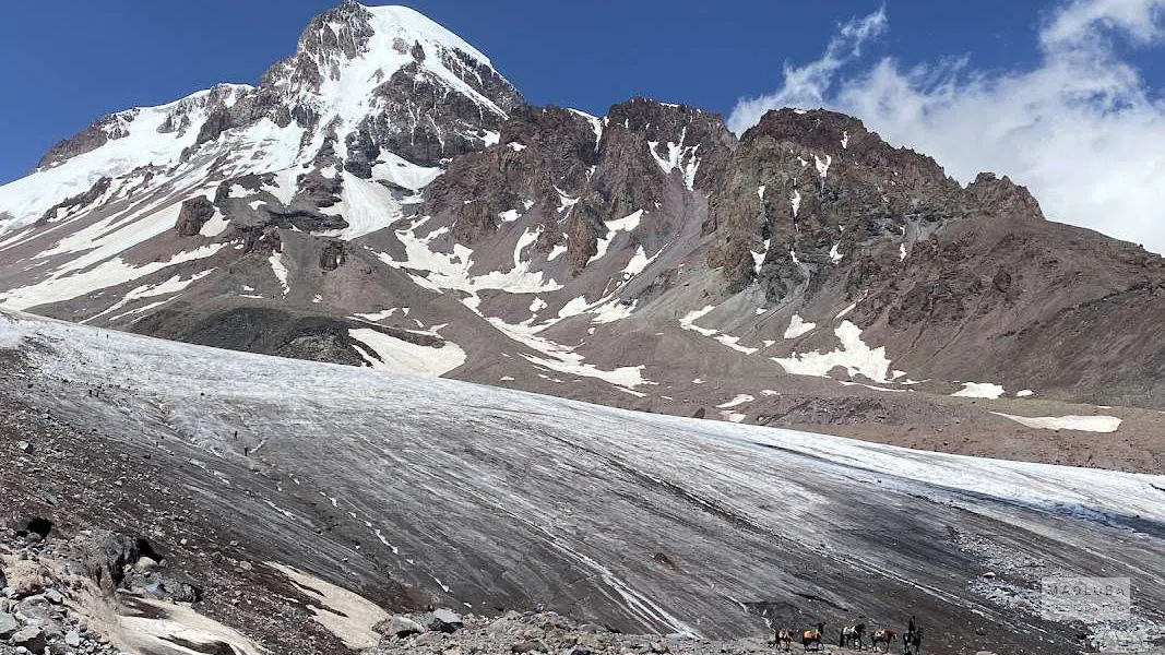 Ледник Гергети — ледяной покров на склоне Казбека в Грузии