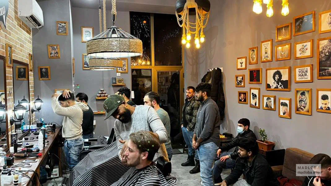 Liberty Barbershop Tbilisi рабочая атмосфера, зал с клиентами