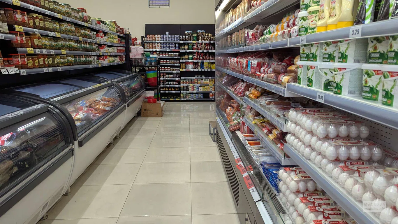 Продукты на полках магазина Libre