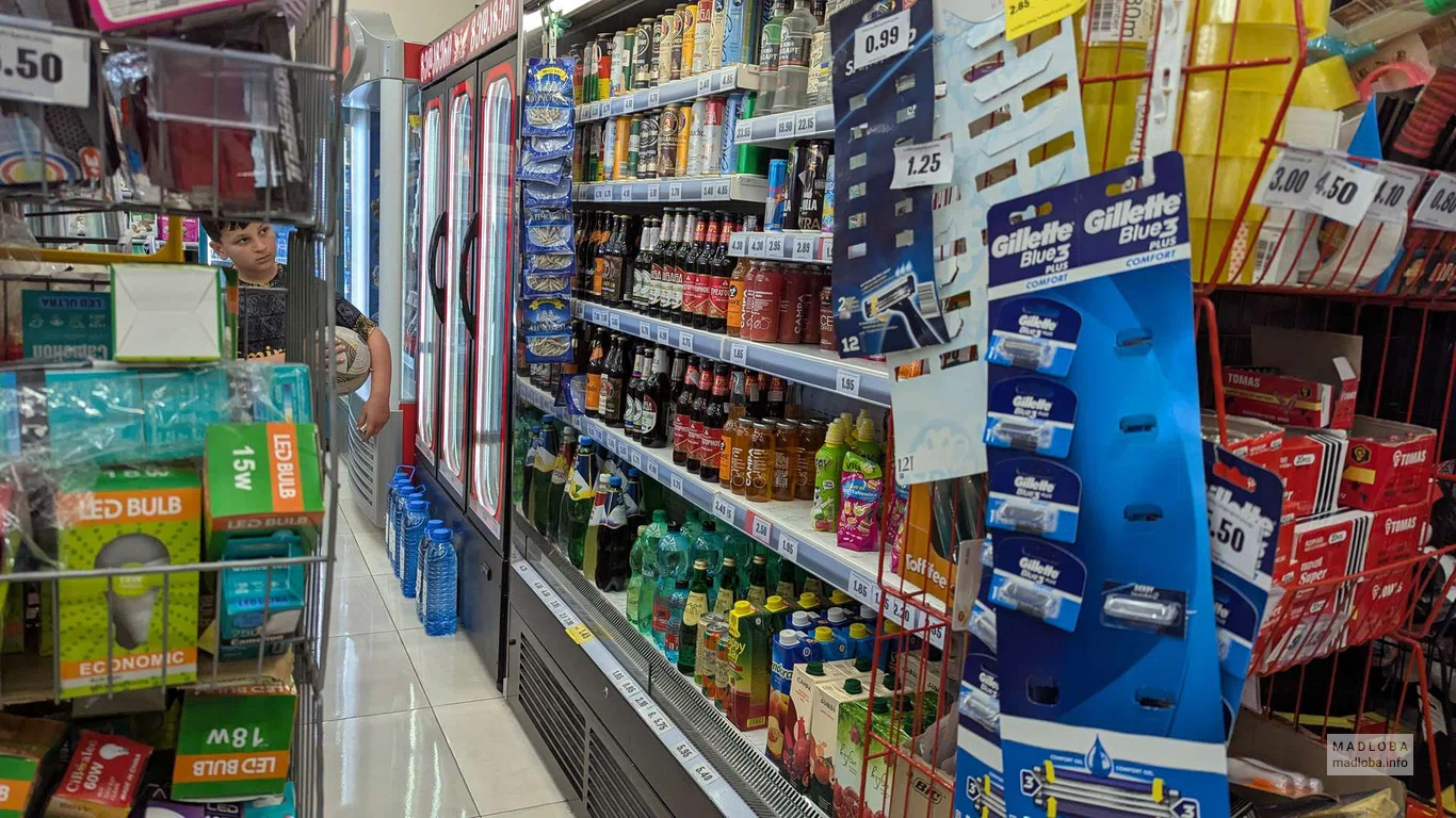 Напитки на полках супермаркета Libre