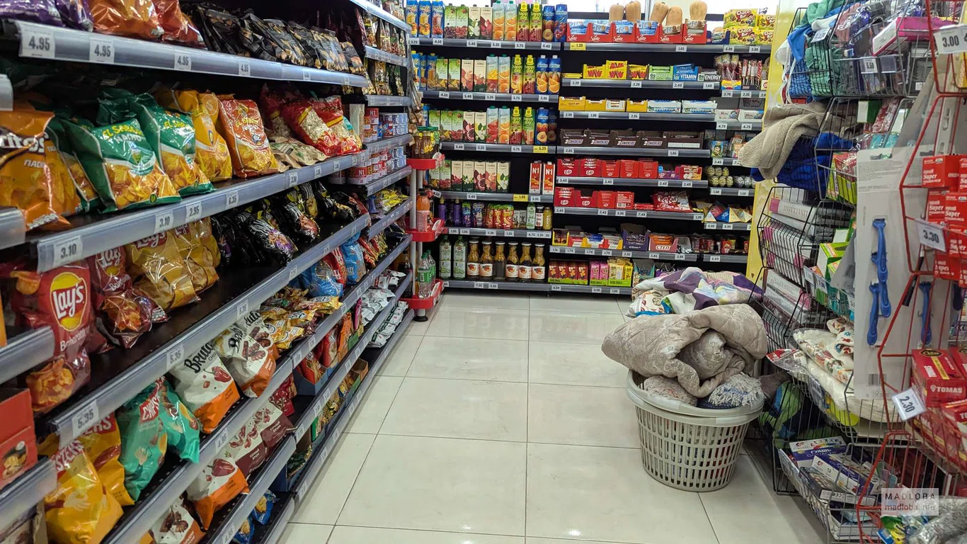 Товары на полках супермаркета Libre