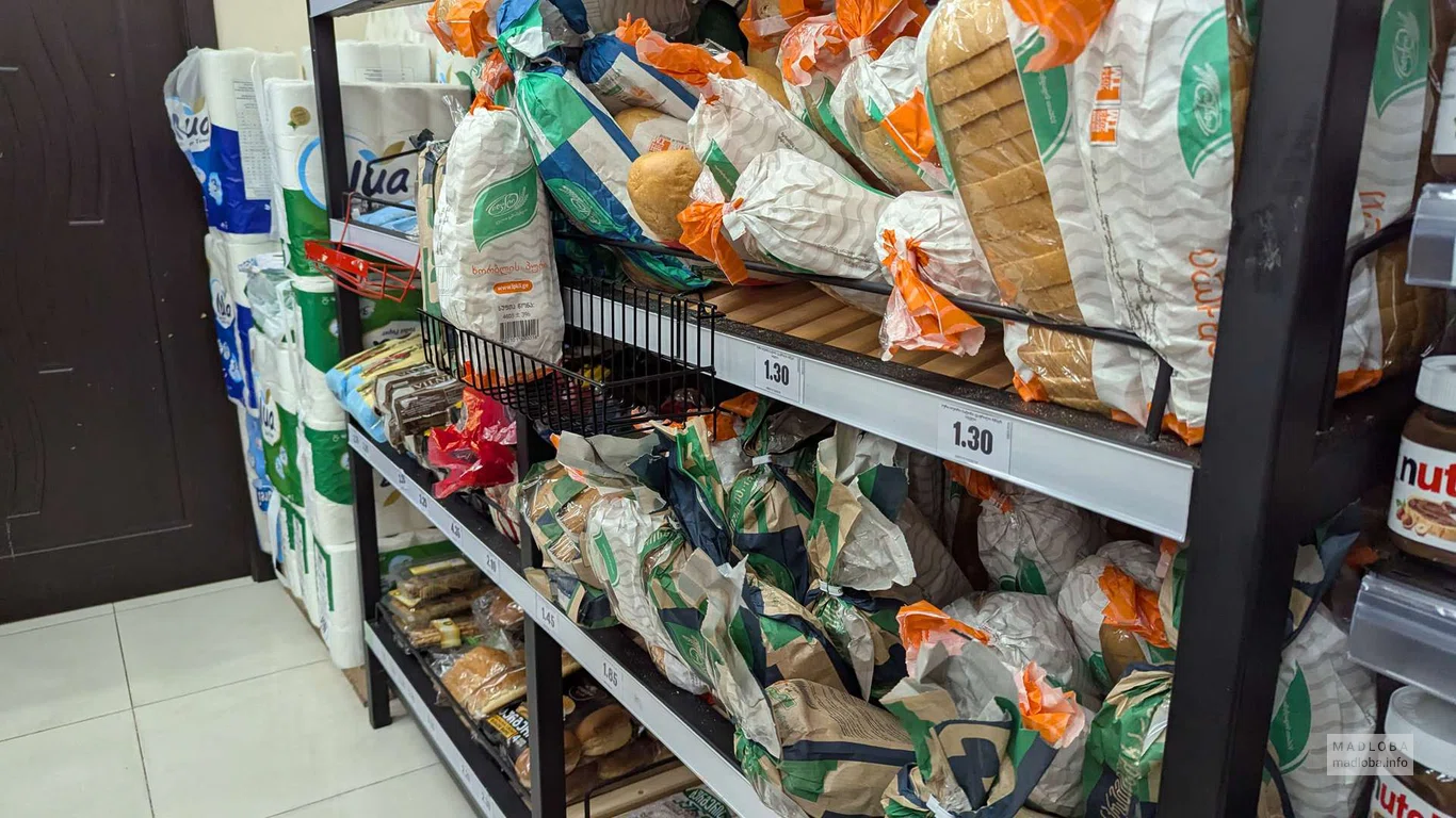 Свежий хлеб на полках магазина Libre