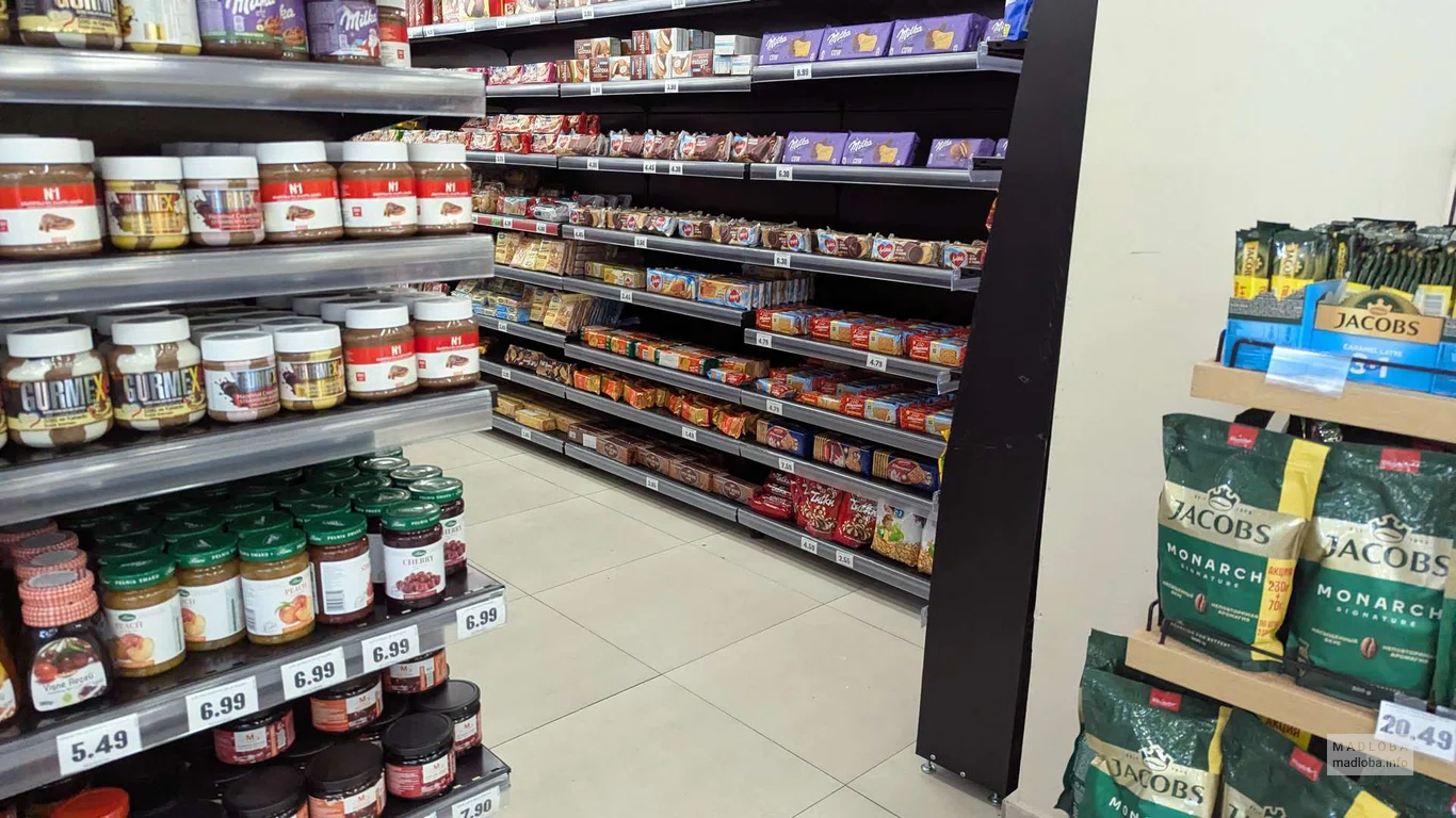 Широкий выбор продуктов, напитков и товаров первой необходимости