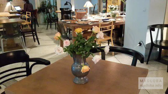 Живые цветы в кафе Citron