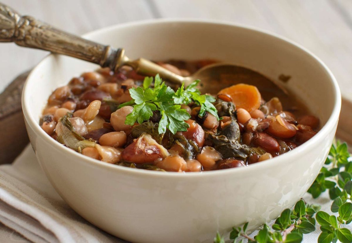 Lobio in a clay pot with herbs and onions1