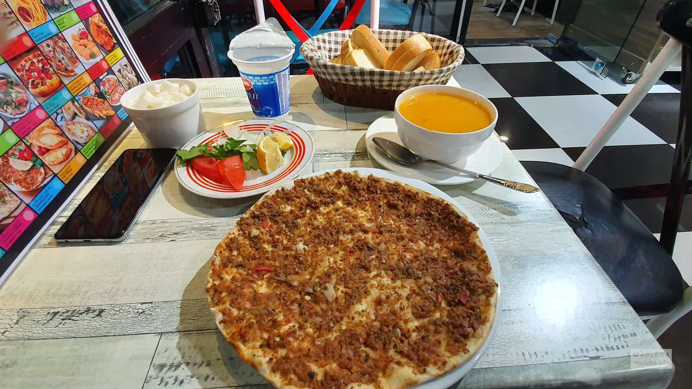 Накрытый столик в кафе Lokmacim