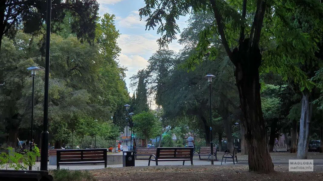 London Park — уютный городской сквер с атмосферой старого Тбилиси