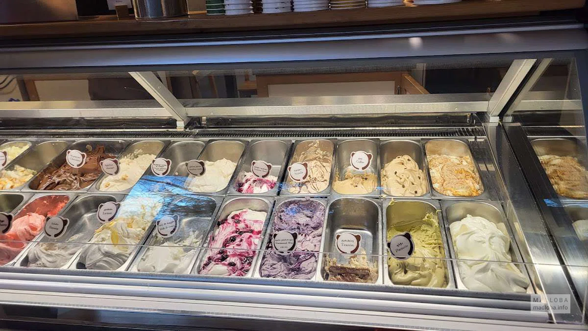 Большой выбор вкусного мороженого в кафе мороженого Luca Polare