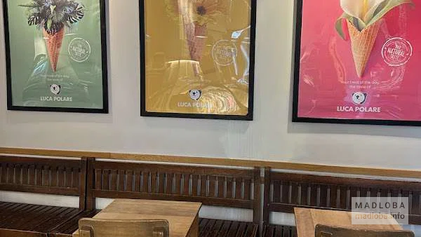 Столики в кафе мороженого Luca Polare