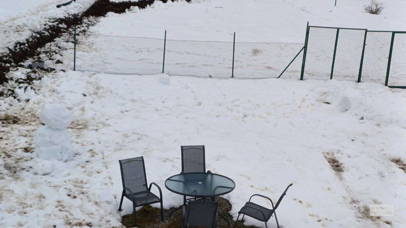 стол и и стулья в саду коттеджа Luma