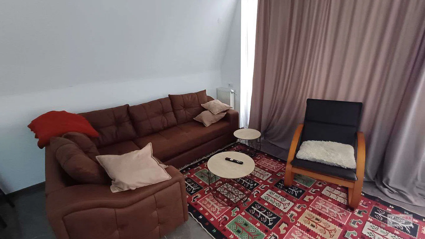 угловой диван и кресло в зале коттеджа Luma